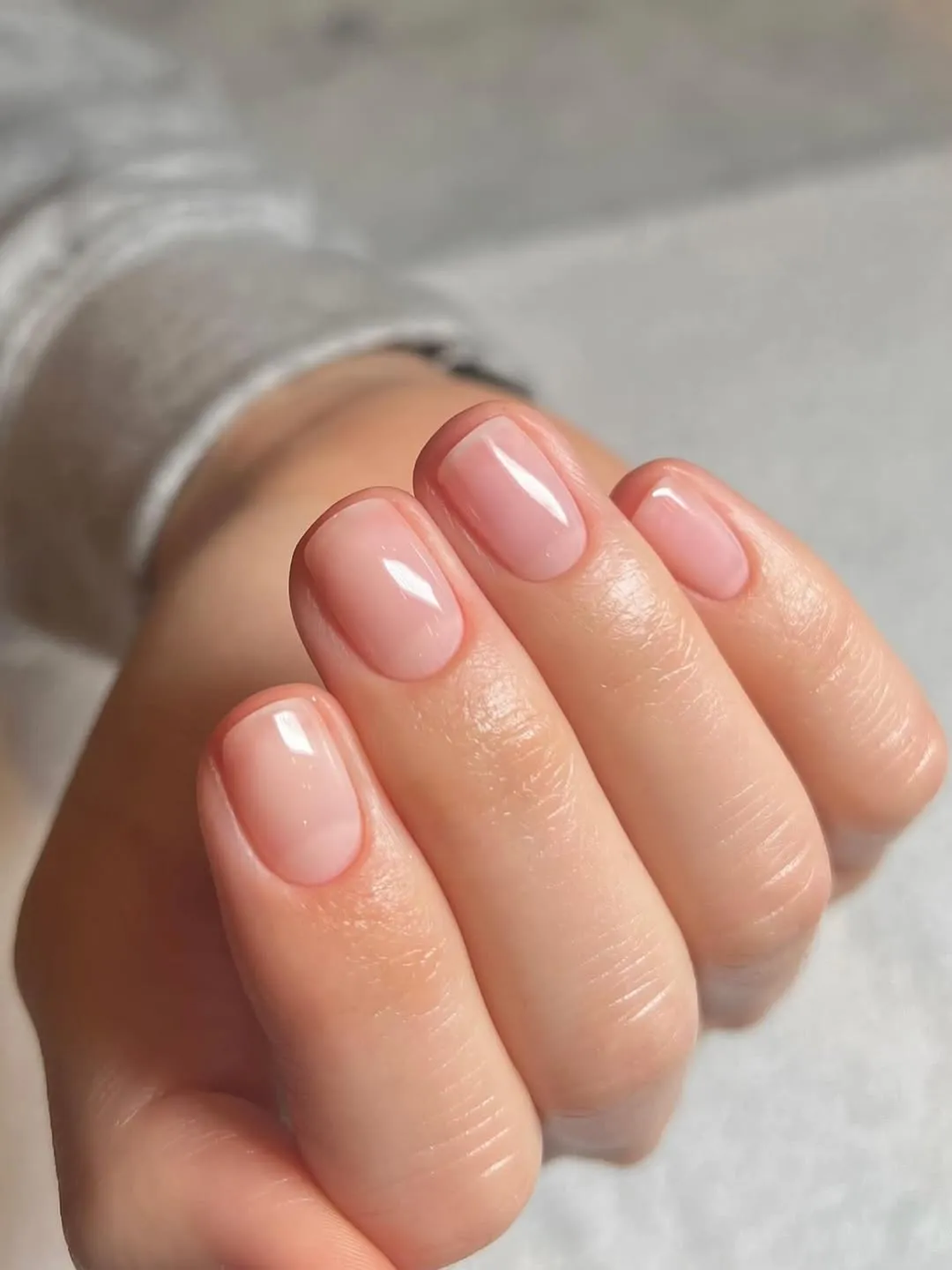 Close-up of professionally manicured nails with gel polish at LacquerLove Toulouse