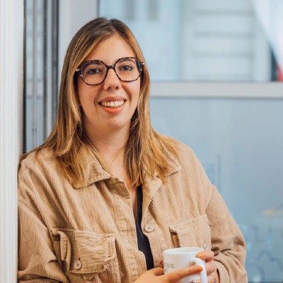 Portrait of Emma Petit, Nail Care Technician at LacquerLove Toulouse